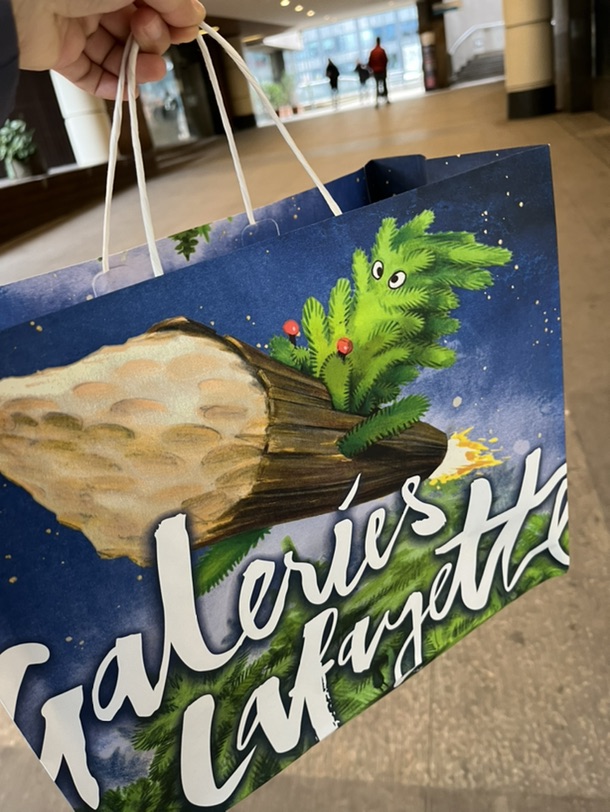 老佛爷圣诞装饰起来啦！购物袋好可爱