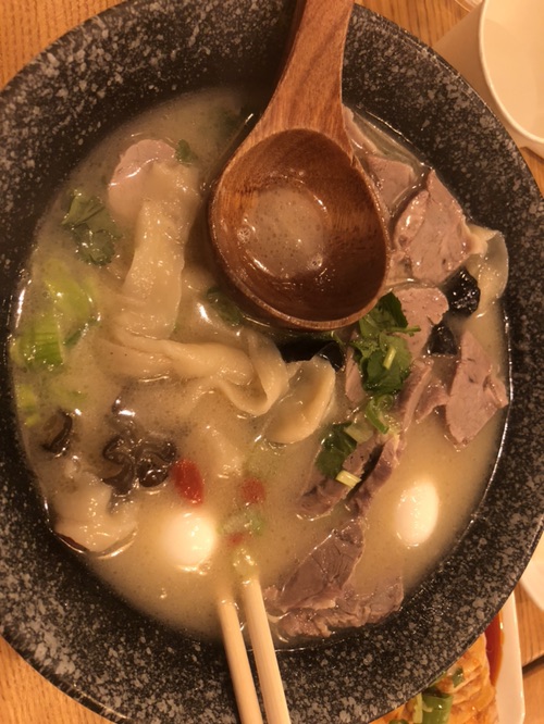 天冷吃碗羊肉烩面身上暖暖的