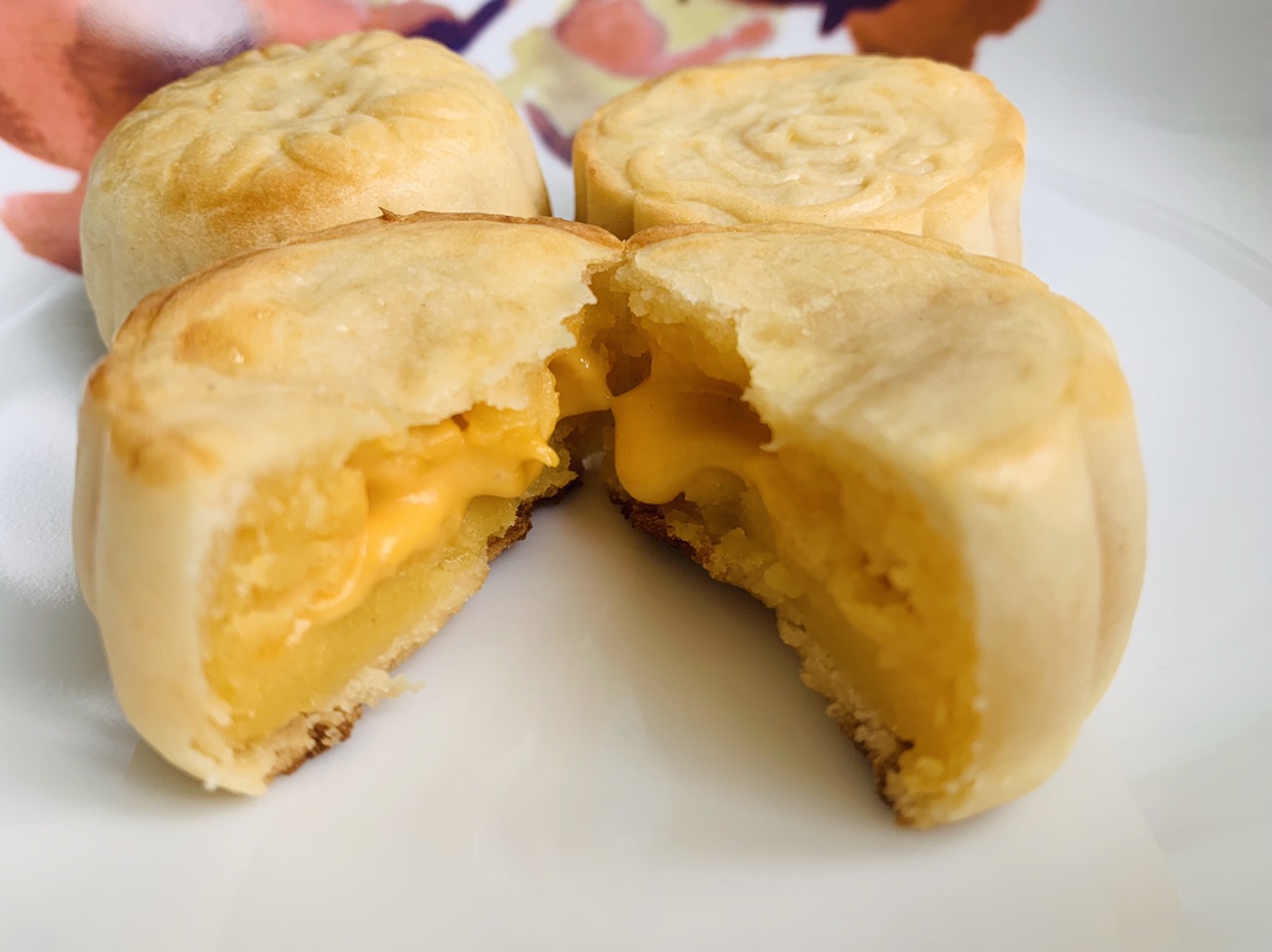 自己尝试做的奶黄流心月饼🥮