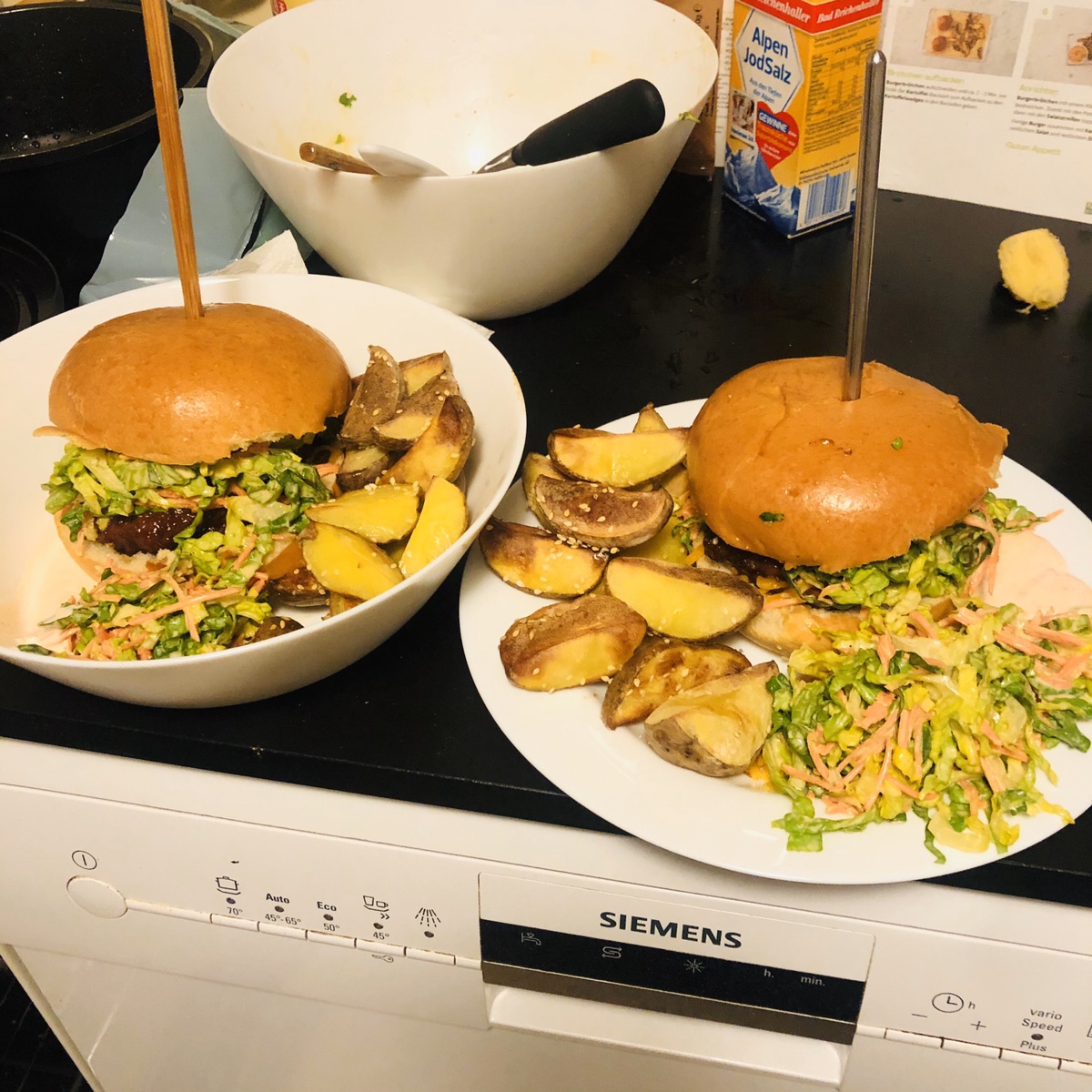 今日晚饭：牛肉芝士汉堡➕沙拉➕薯角