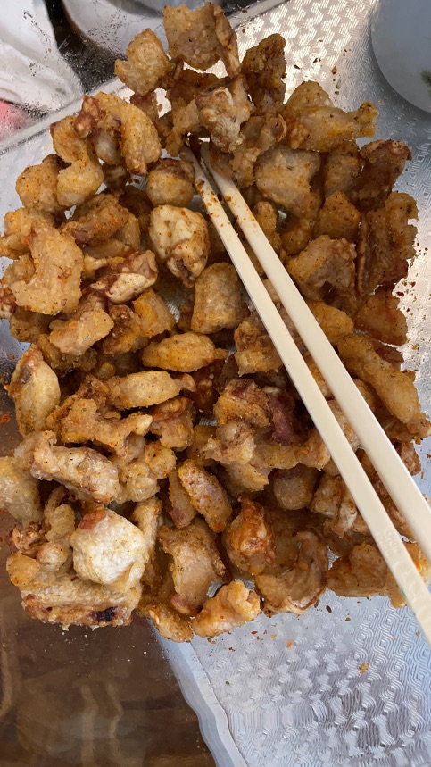 自己炸了猪油渣 拌一下当零嘴儿吃 太香了
