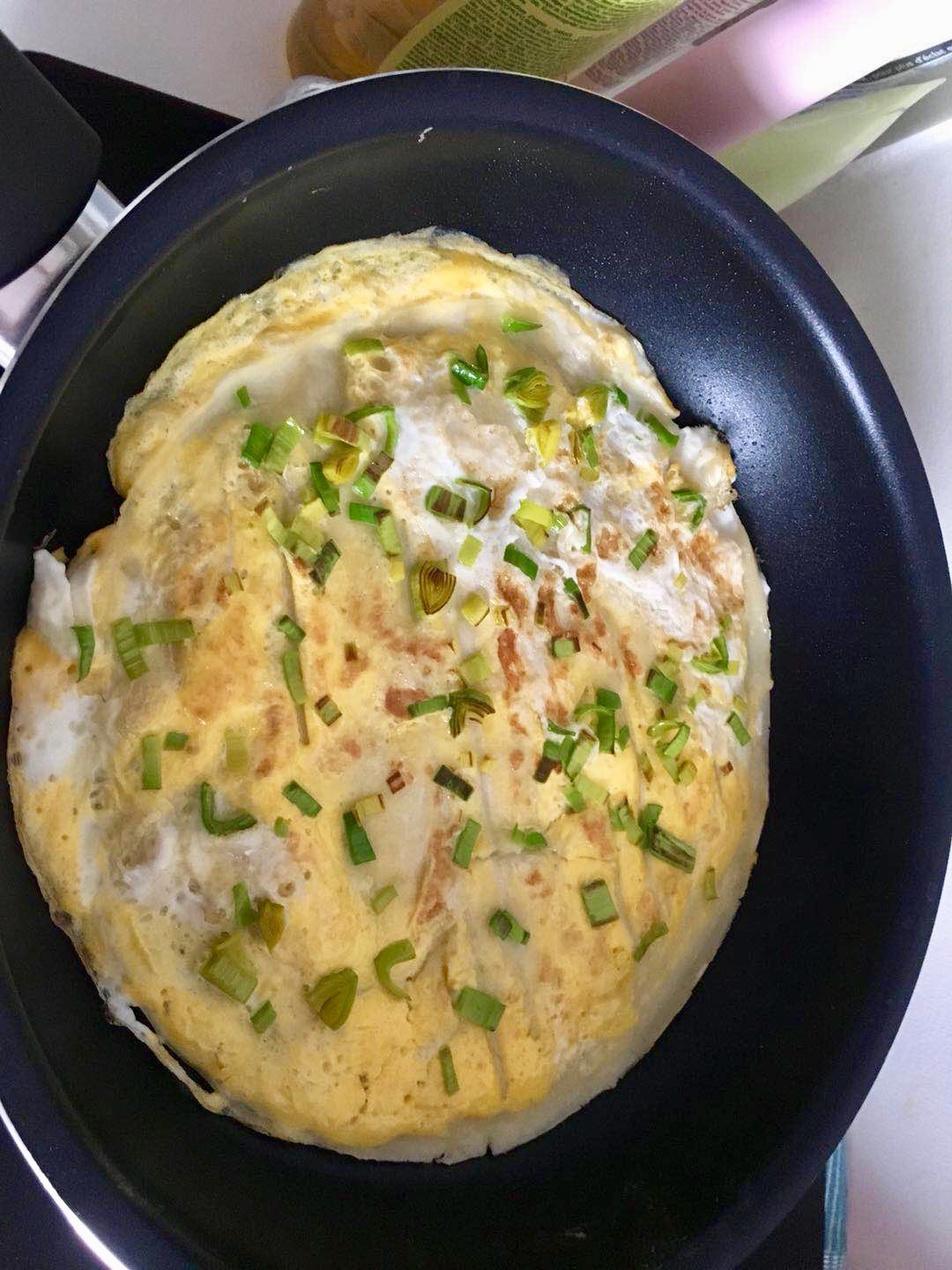 来巴黎8个月了，终于有平底锅了，第一次做饼哈哈