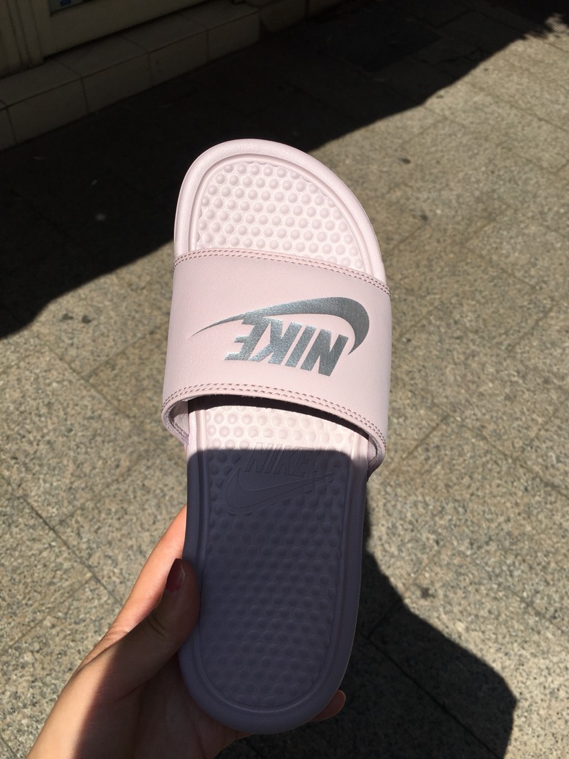 Nike粉嫩拖鞋