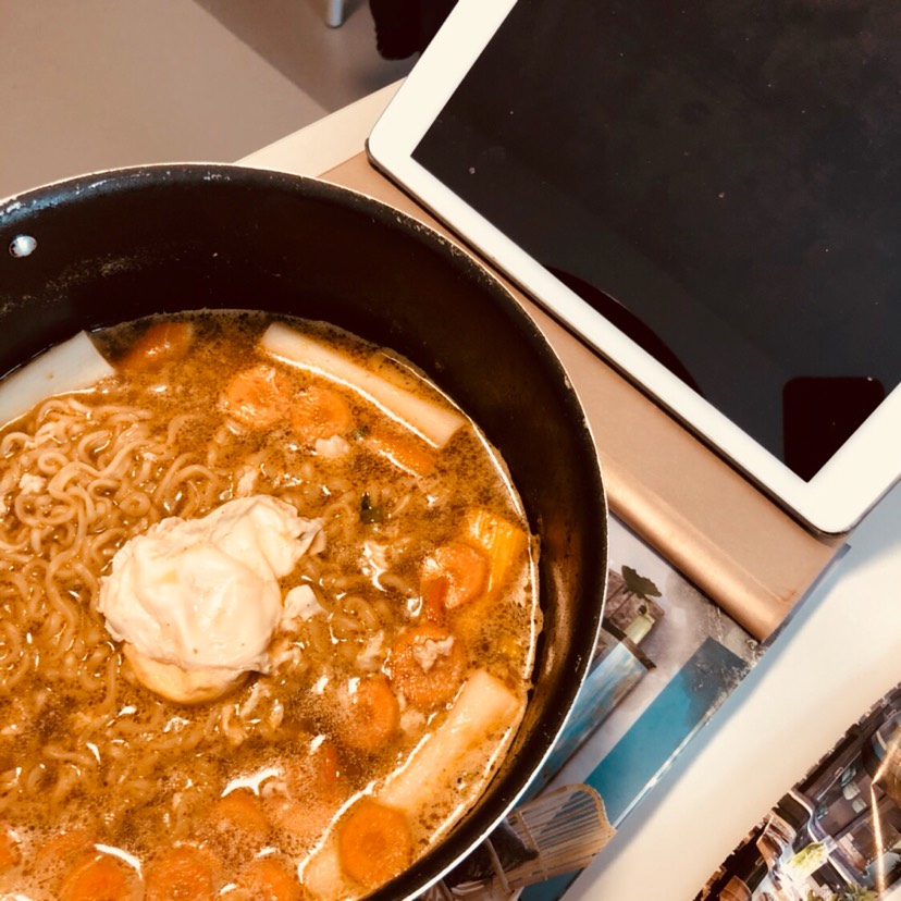 雨天和泡面,刷剧最搭了