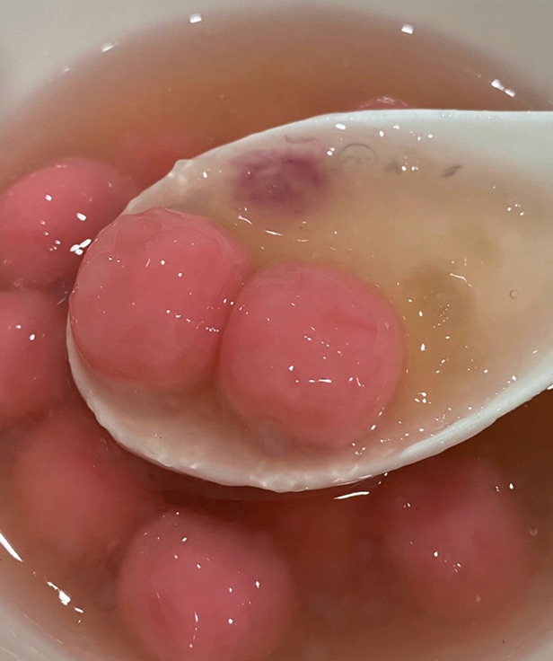 冬至来碗粉色的汤圆 