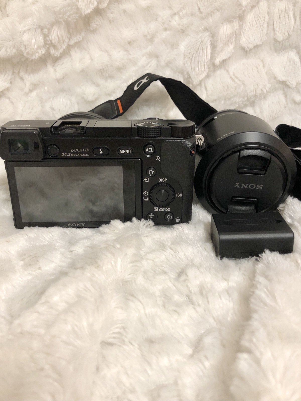 出索尼alpha 6000微单+一个定焦镜头SEL50F18