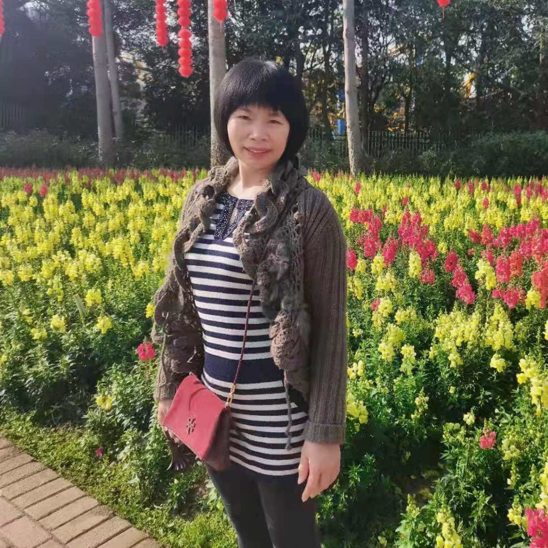 用老妈的图晒一下河谷村买的包包好啦~