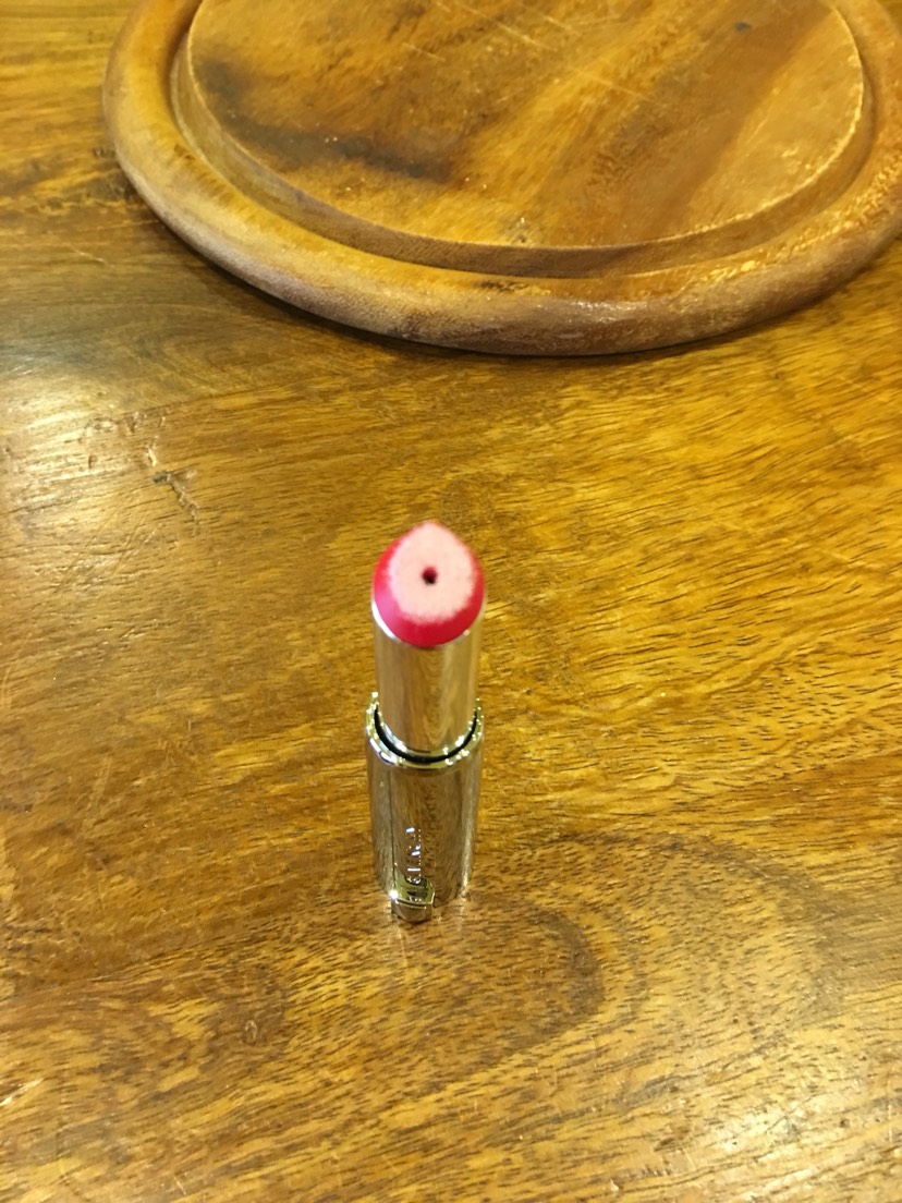 S家昨天免费递了一个口红给我哈哈