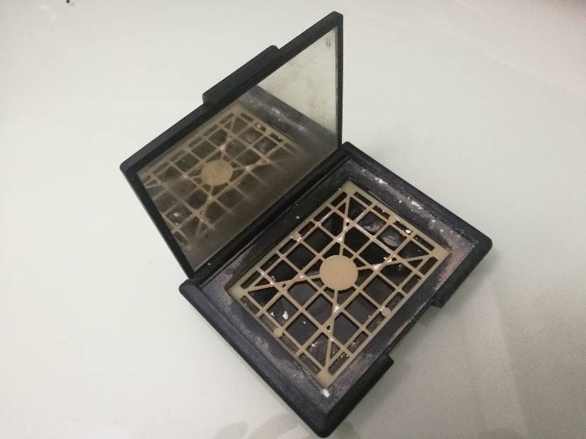 一只空盘的nars蜜粉饼