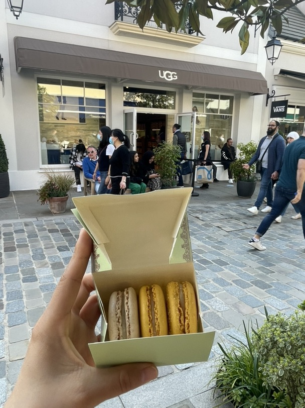 河谷村的停车场爆满