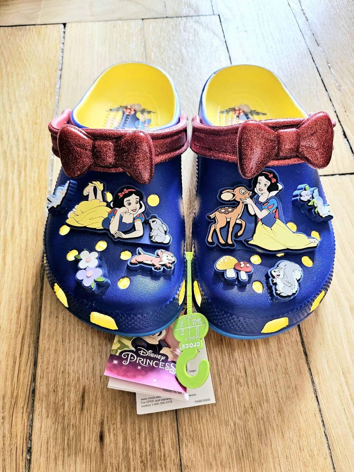是白雪公主呀。。。crocs拖鞋
