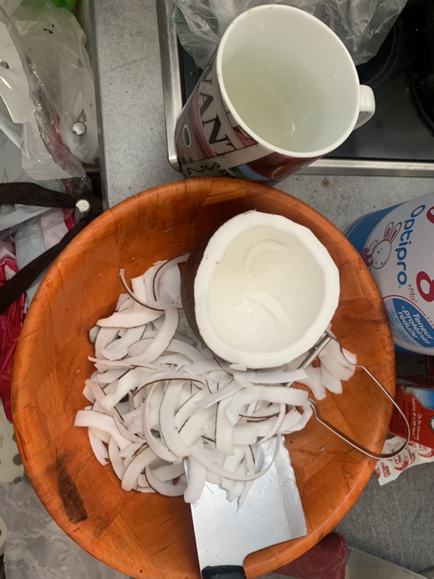 一个椰子🥥只有一点水😂