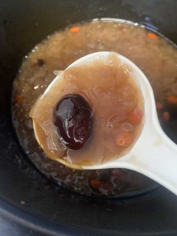 银耳莲子羹出胶技巧
