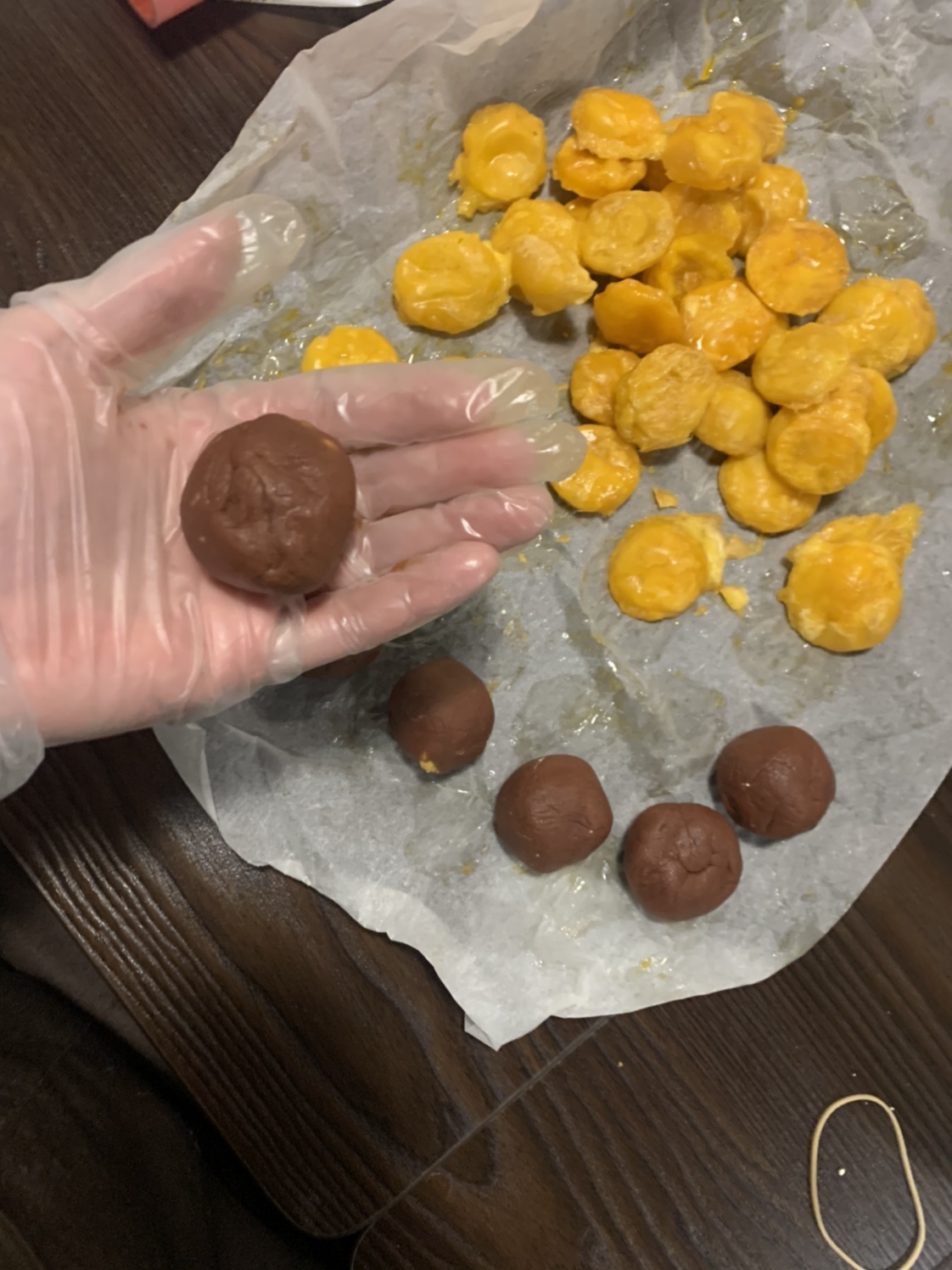 工作闲暇时间，做了2款不同口味的月饼🥮（红豆蛋黄，五仁）