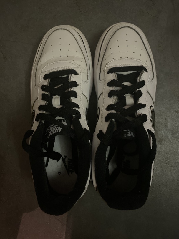 出nike鞋子