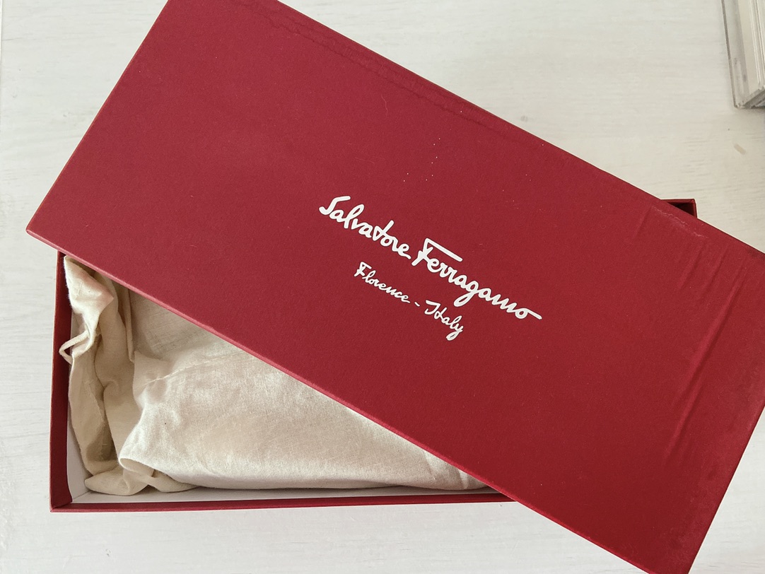 Salvadore Ferragamo 黑缎面镶嵌施华洛世奇