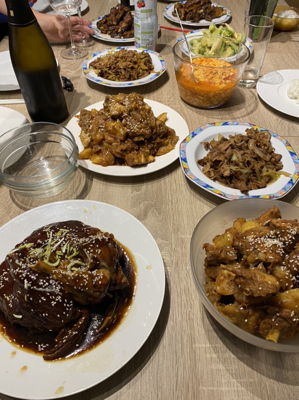 嘻嘻嘻 总是一桌子的好菜