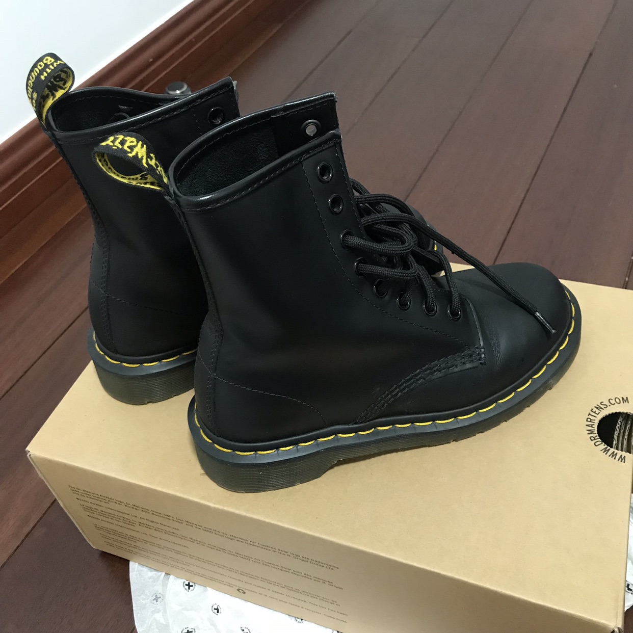 低价出售一双闲置dr martens马丁靴