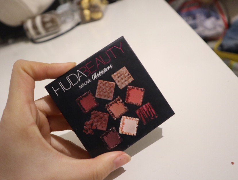 暖光灯下的huda beauty mauve