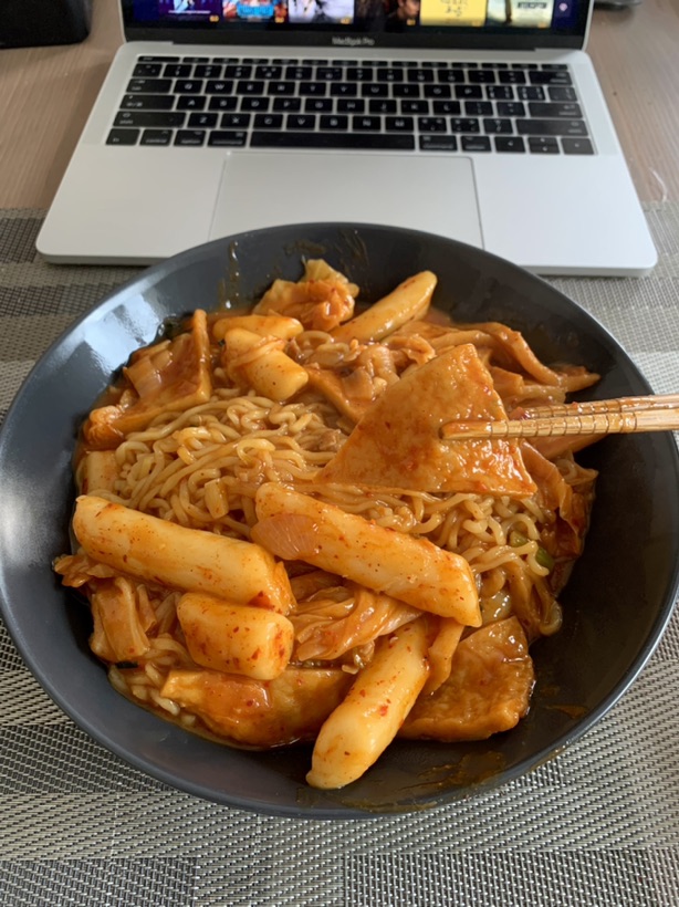 今天的快乐来自于拉面炒年糕