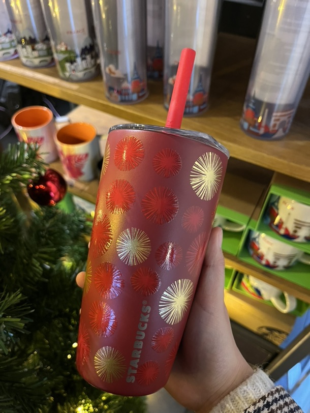 星巴克最近买圣诞系列杯子送一杯饮品🆓