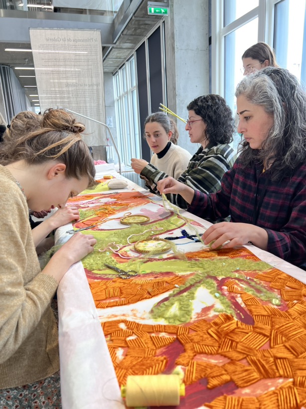 跟着小姐姐们一起学刺绣🪡