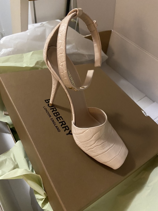 全新burberry高跟鞋浅粉色