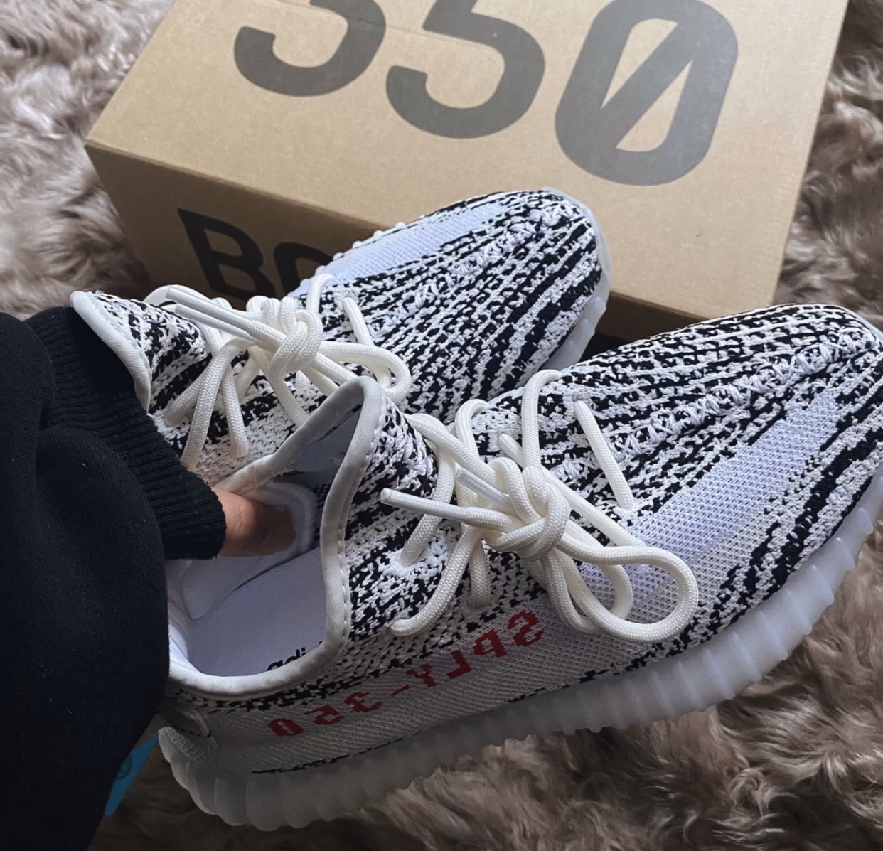 出一双Yeezy 350 V2