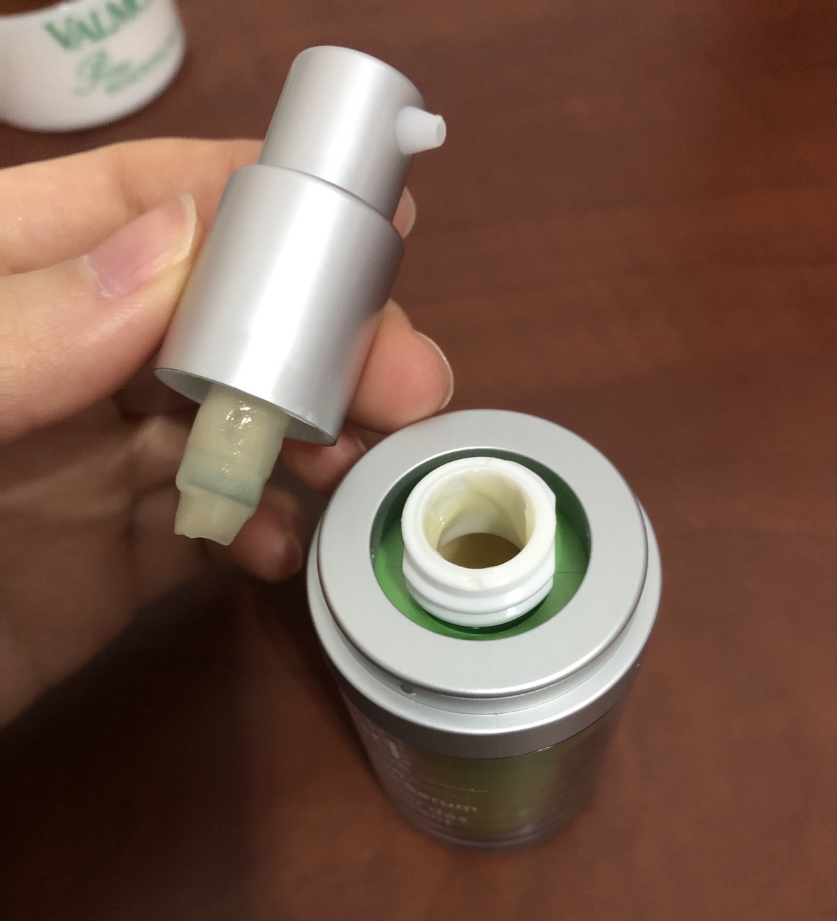 我裂开，murad眼部精华挤不出来