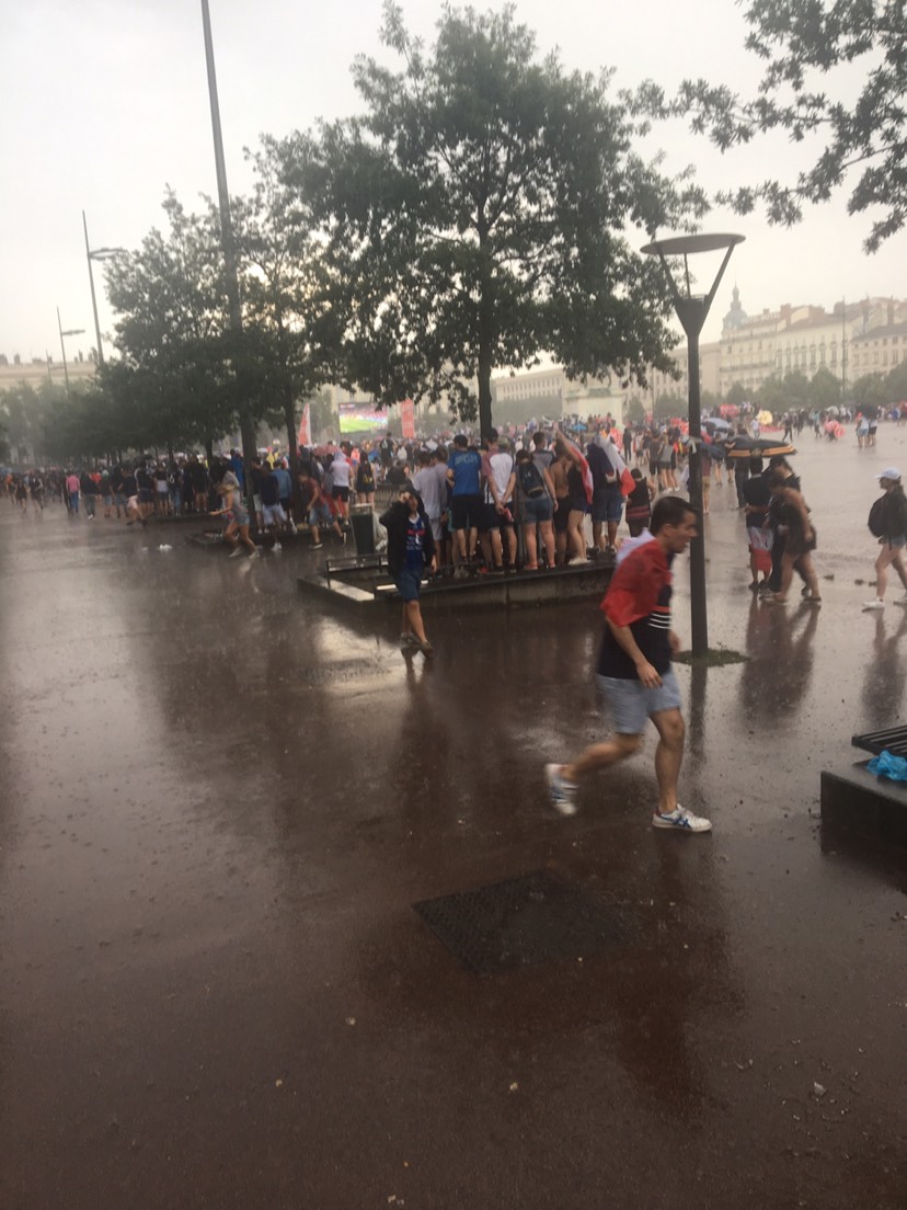 谁说下大雨！就看不了世界杯