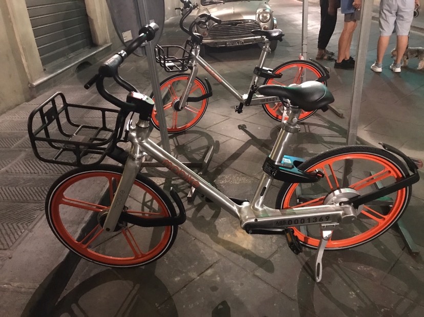 佛罗伦萨街头的摩拜单车