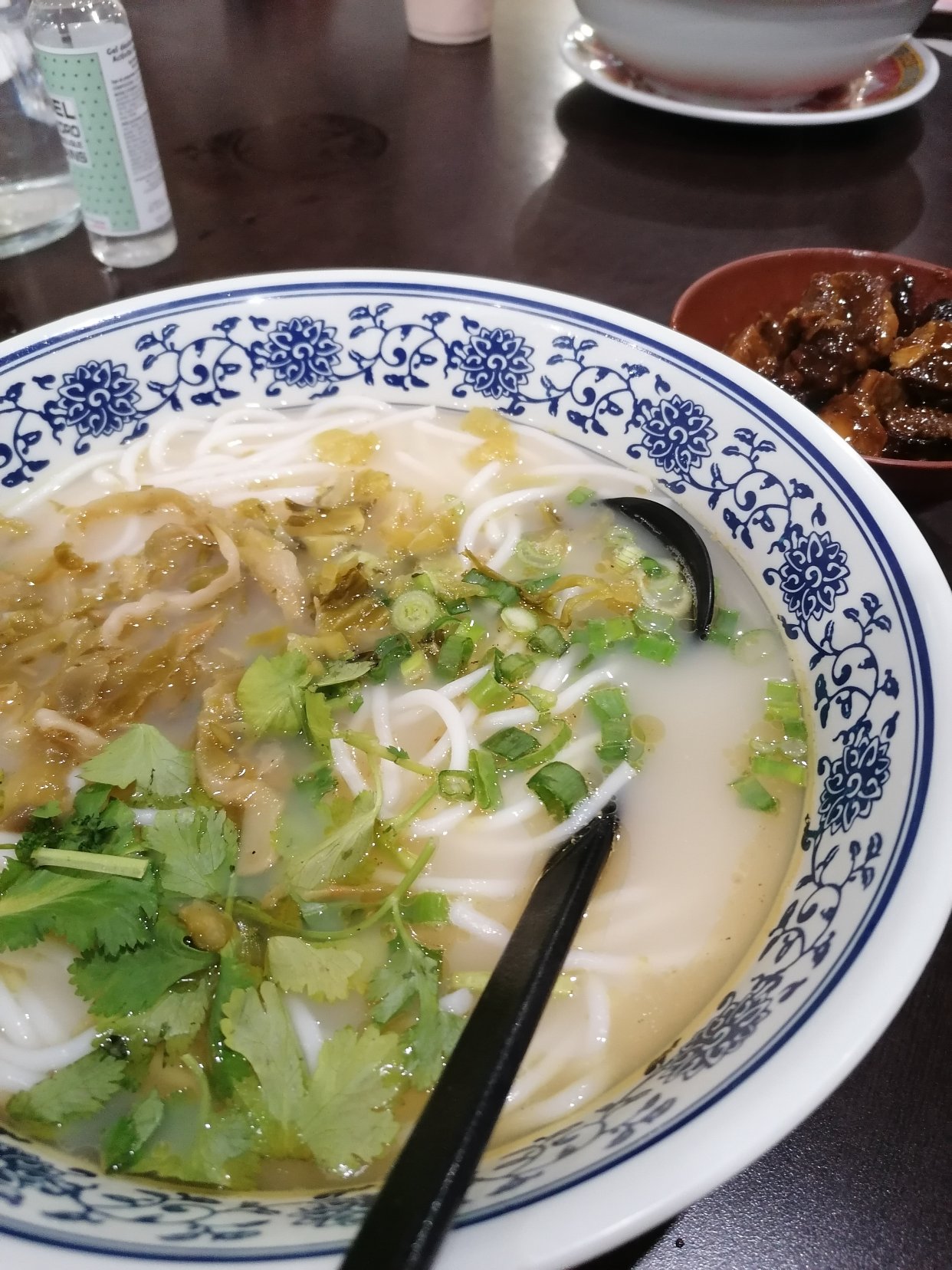 巴黎阴雨天，适合吃肥肠米线