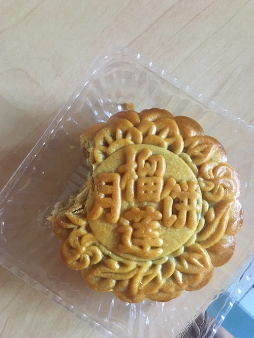 炫了一整个榴莲月饼🥮