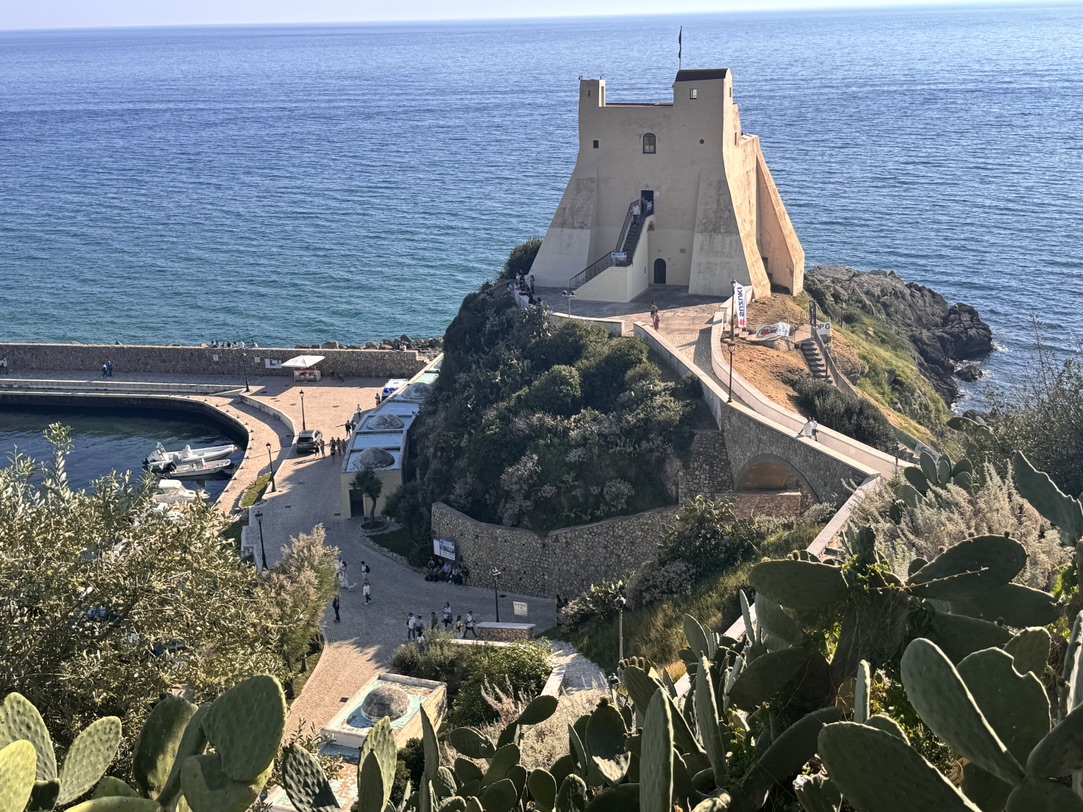 有小圣托里尼之称