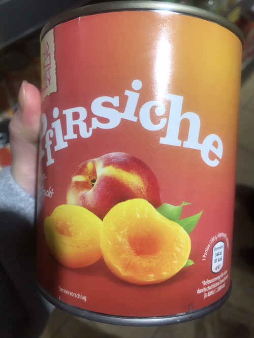 超市里的黄桃罐头