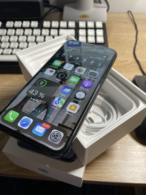 iPhone X 64G 送三个保护壳 已卖