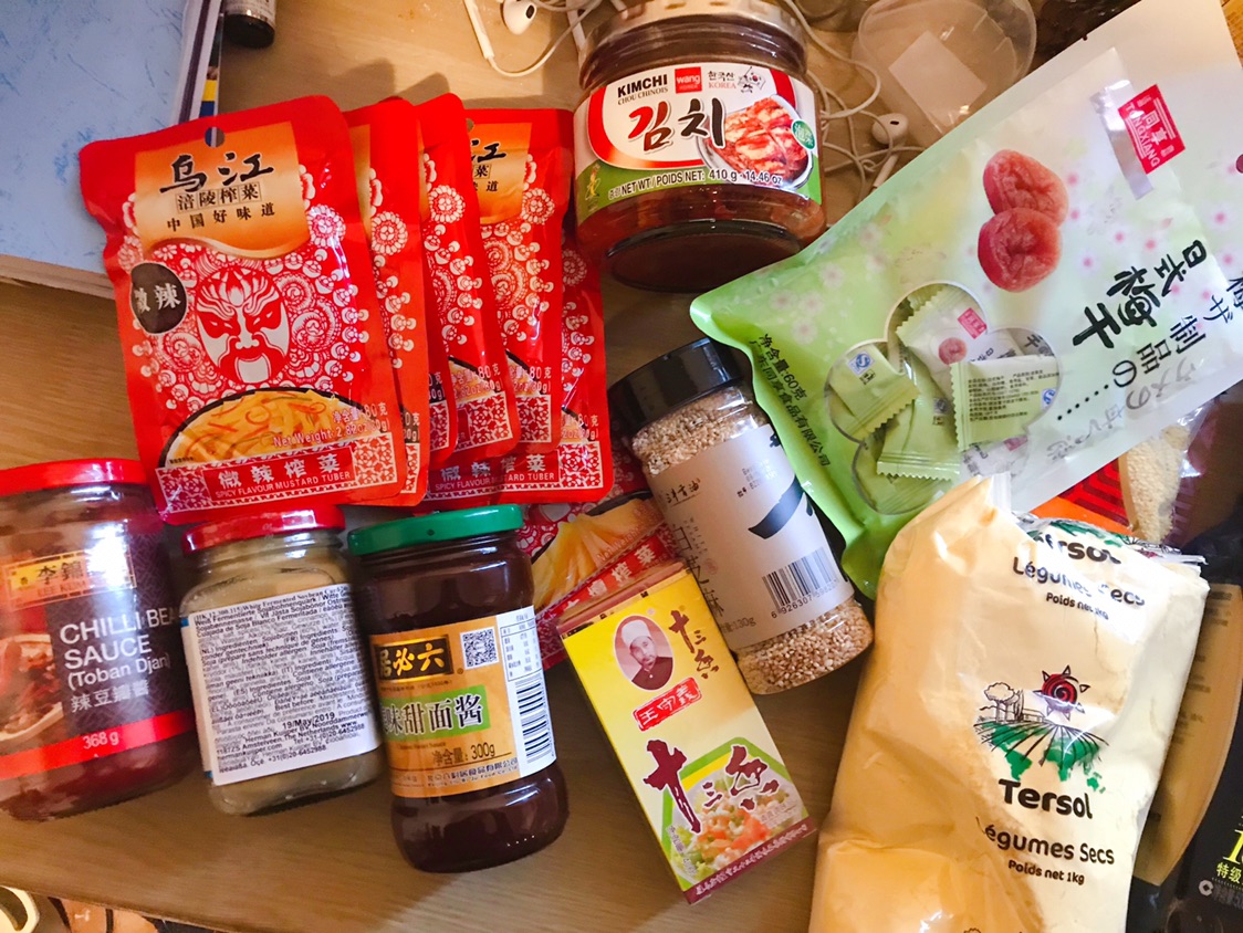 在亚趣买了好多吃的~