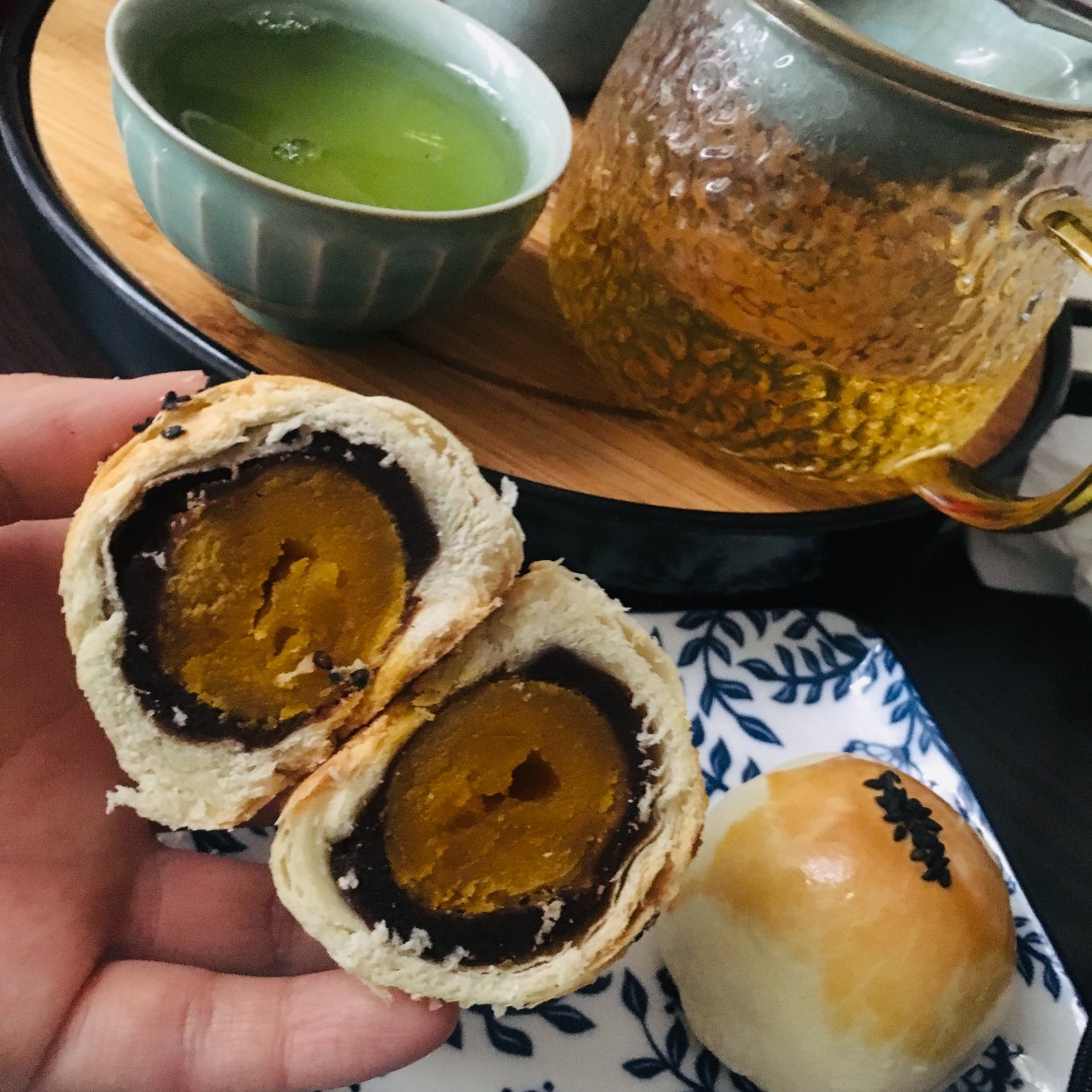 一起干了这块蛋黄酥