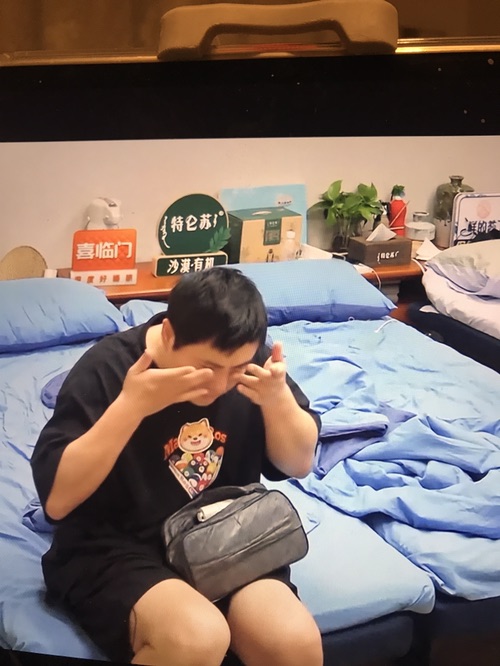 轮到我了，他是不是没洗脸？！