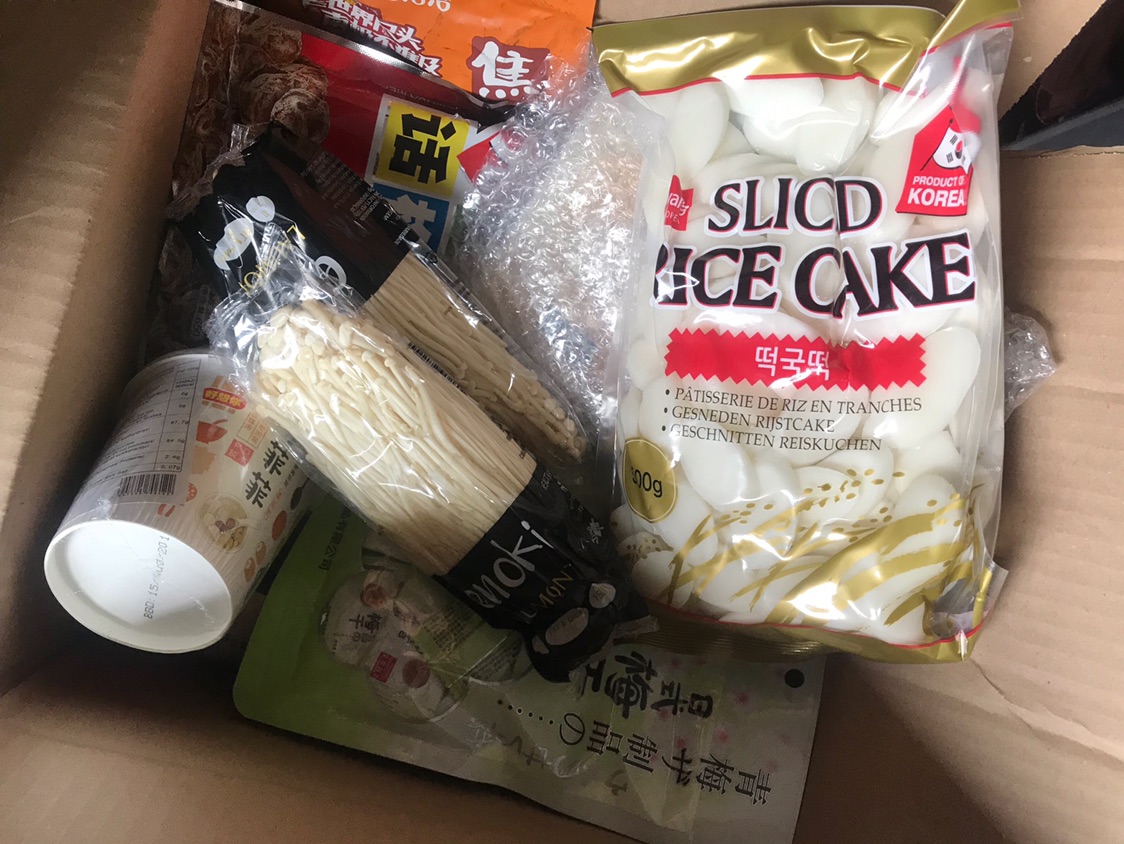 嘻嘻在亚趣上买了好多吃的