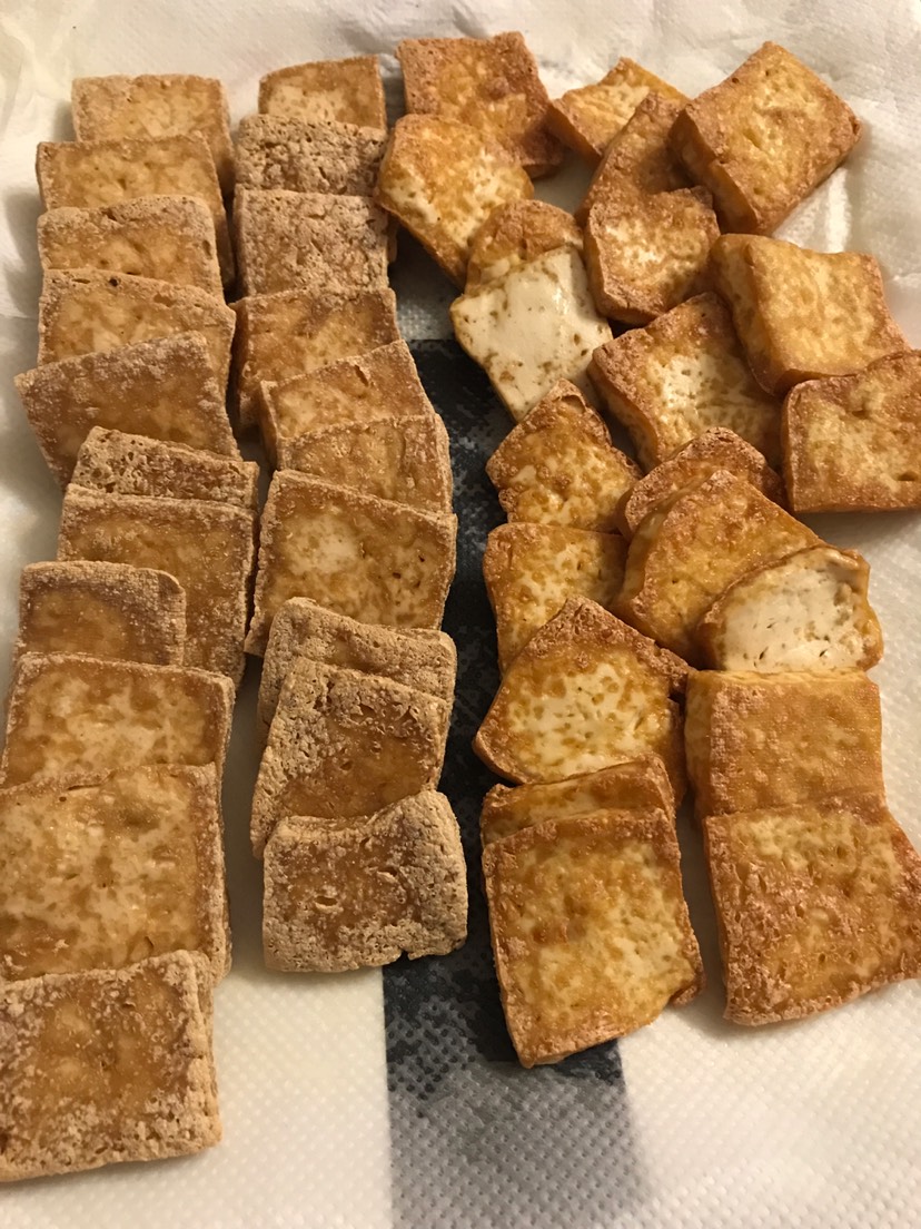 自己炸豆腐,放点辣油醋。咔嚓咔嚓,好过瘾!