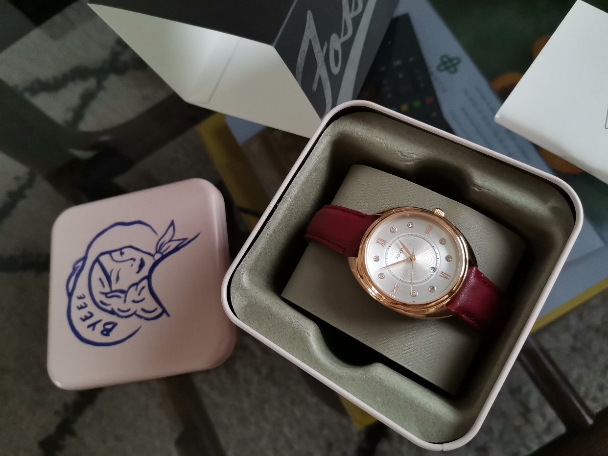 Fossil酒红色表带手表