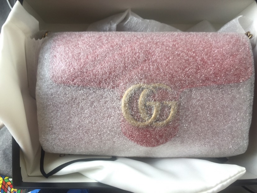 有人要Gucci的小包吗??全新便宜出。