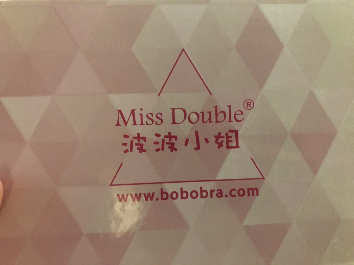 出两个类似New bra的内衣