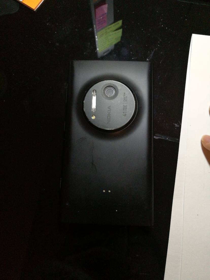 一个隐身在黑桌子上的老nokia