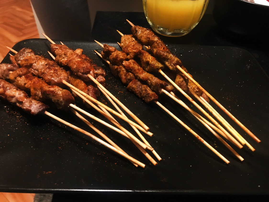 用电炉灶烤的羊肉串