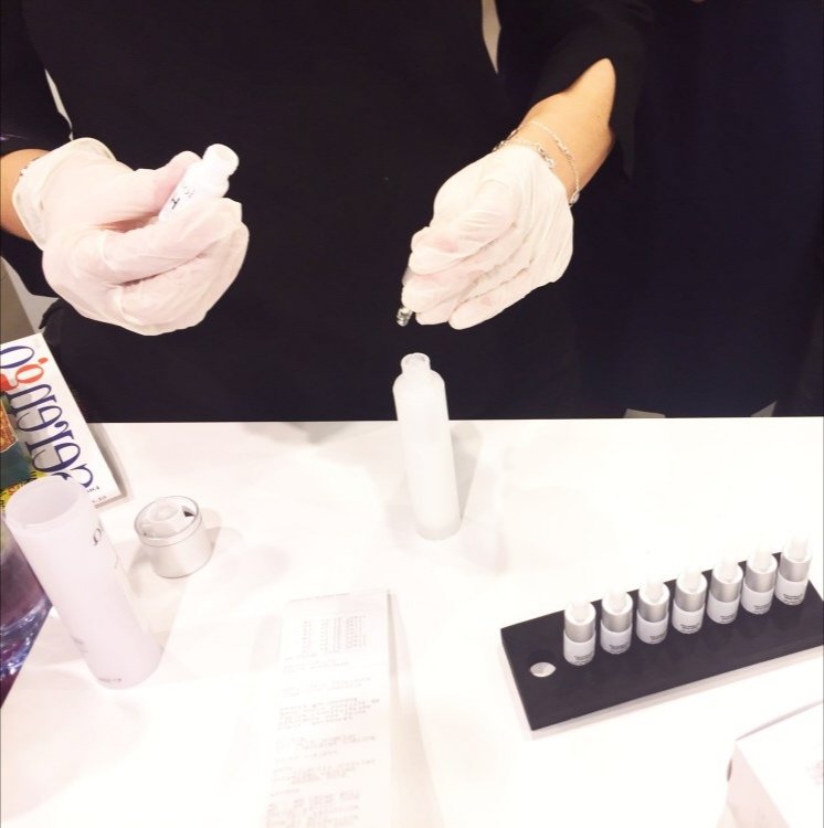柜姐正在给别人调iomacreme