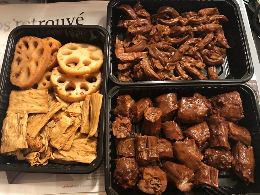 鸭脖吃起来！