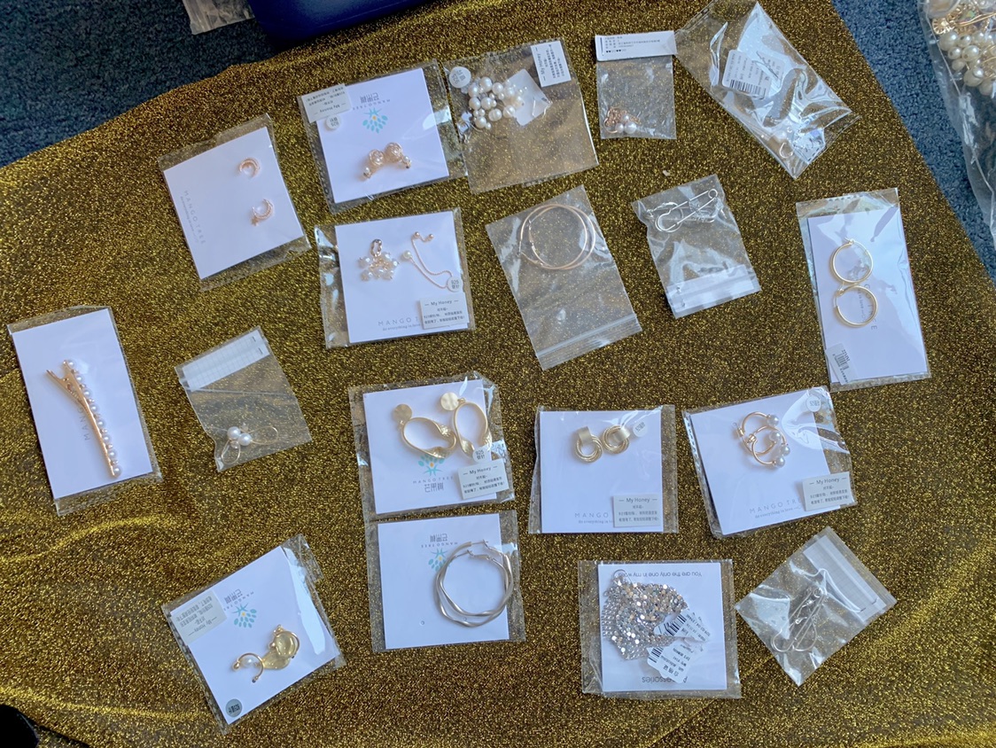 出一双Chiara Ferragni的平底拖和一堆耳环
