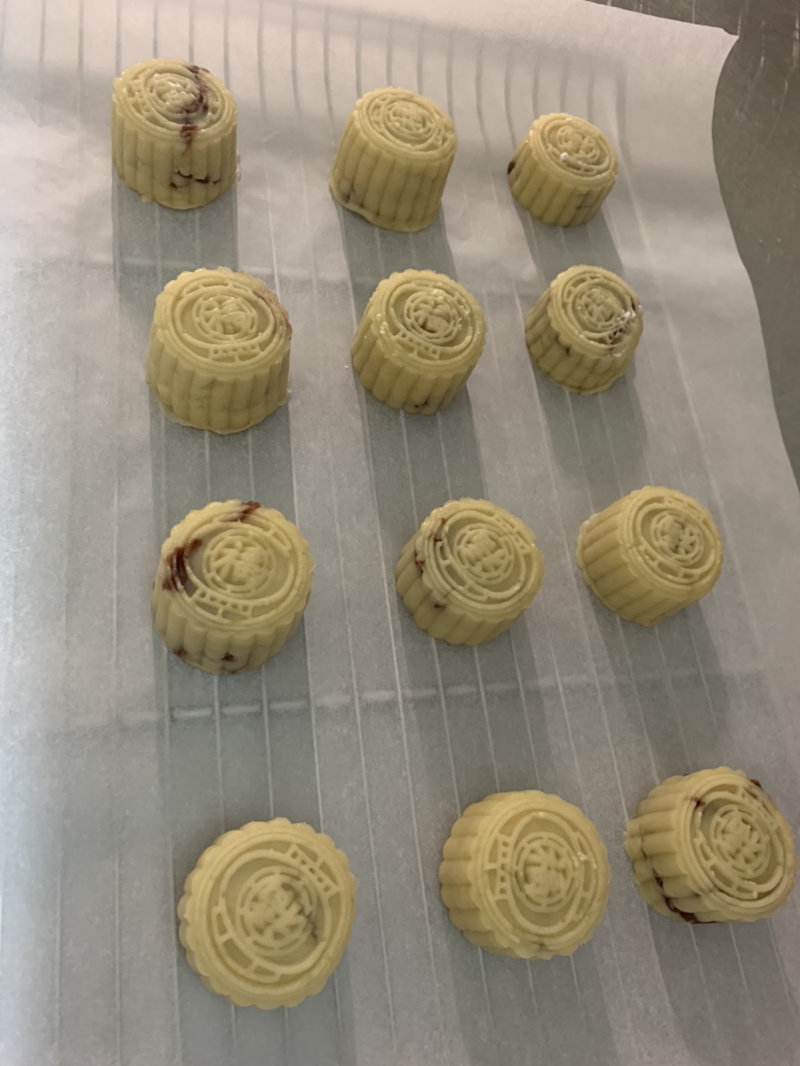 工作闲暇时间，做了2款不同口味的月饼🥮（红豆蛋黄，五仁）